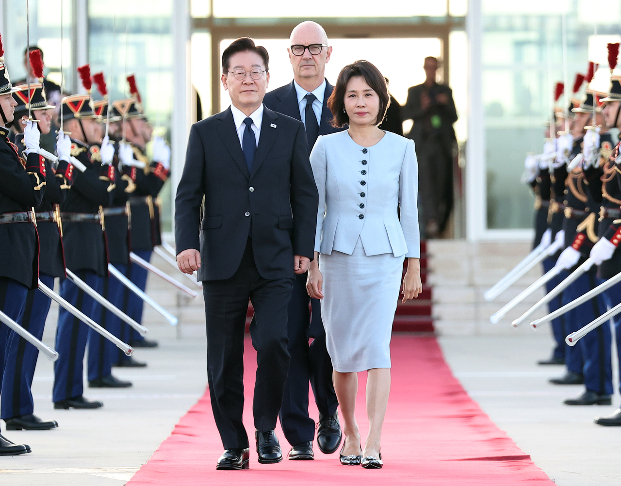 President Lee Jae Myung and first lady Kim Hye-kyung board Air Force One at Paris' Orly Airport on Wednesday (local time), wrapping up a state visit to France. (Yonhap)