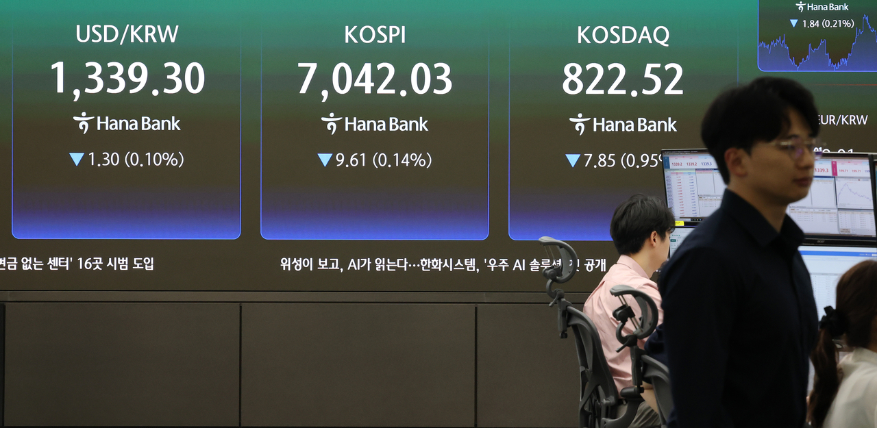 10일 서울 중구 하나은행 본점에서 직원들이 증시와 환율을 살피고 있다. 이날 코스피 지수는 전장보다 12.79포인트(0.18%) 내린 7038.85로 출발했다. [연합]