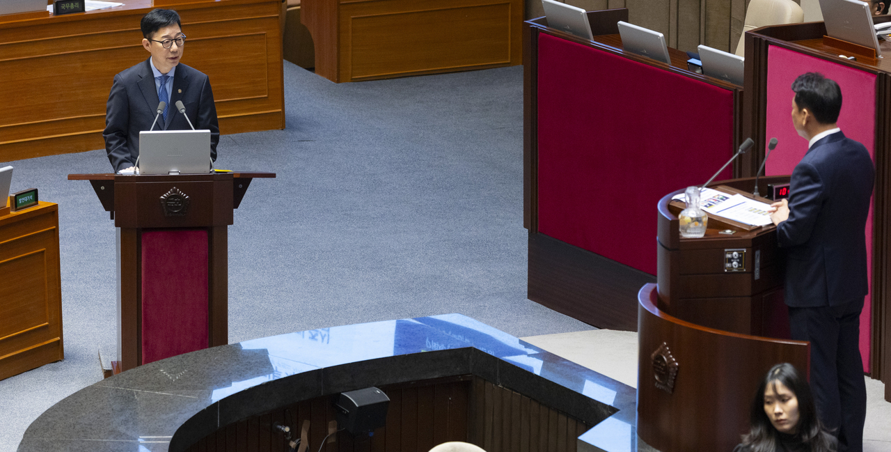 First Vice Minister of the Ministry of Foreign Affairs Park Yoon-joo answers Democratic Party Rep. Lee Kwang-jae's question during an interpellation session at the National Assembly Thursday. (Yonhap)