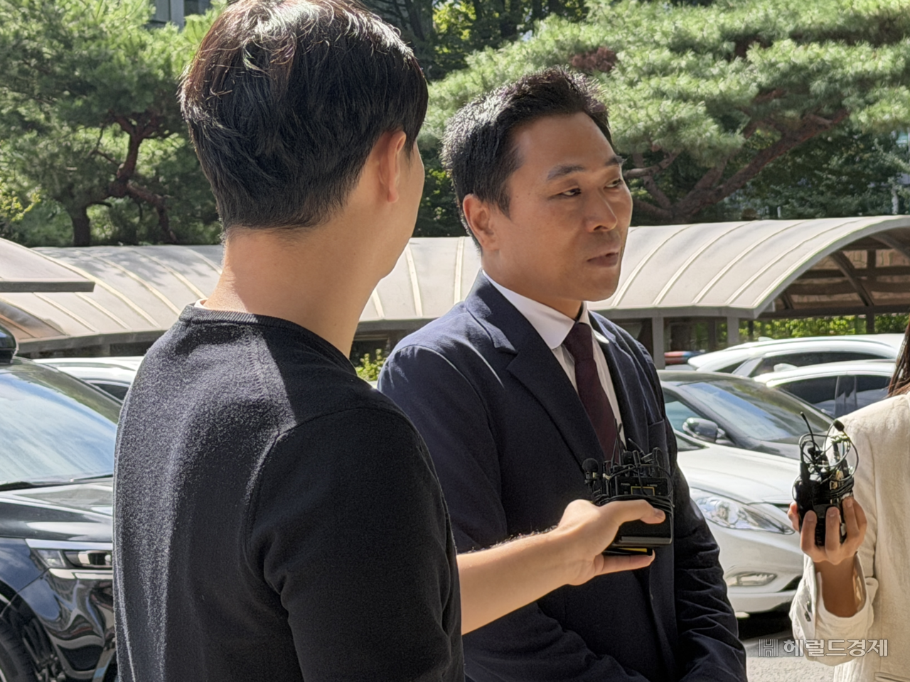 11일 오전 서울 영등포경찰서에 출석한 이종배 전 서울시의원이 고발인 조사에 앞서 취재진 질문에 답하고 있다. 전새날 기자