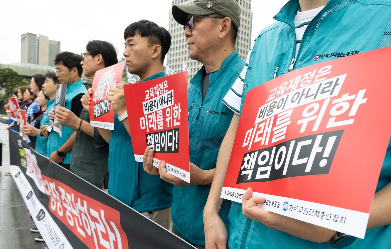 전국교직원노동조합, 교사노동조합연맹, 한국교원단체총연합회가 8일 오전 서울 종로구 정부서울청사앞에서 지방교육재정교부금 축소 논의 중단 관련 3개 교원단체 공동기자회견을 하고 있다. 윤창빈 기자