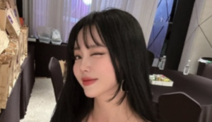 홍진영, 블랙 드레스 입고 사람 홀리는 미소..40대의 섹시美란 이런 것