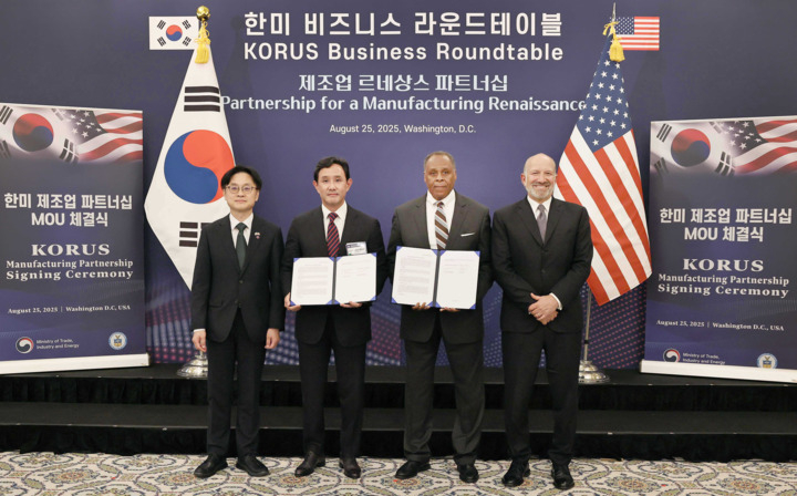 고려아연과 록히드마틴이 지난해 8월 게르마늄 공급·구매와 핵심광물 공급망 협력을 위한 양해각서(MOU)를 체결했다. (왼쪽부터)김정관 산업통상자원부 장관, 최윤범 고려아연 회장, 마이클 윌리엄슨 록히드마틴 인터내셔널 사장, 하워드 러트닉 미국 상무부 장관. [고려아연 제공]