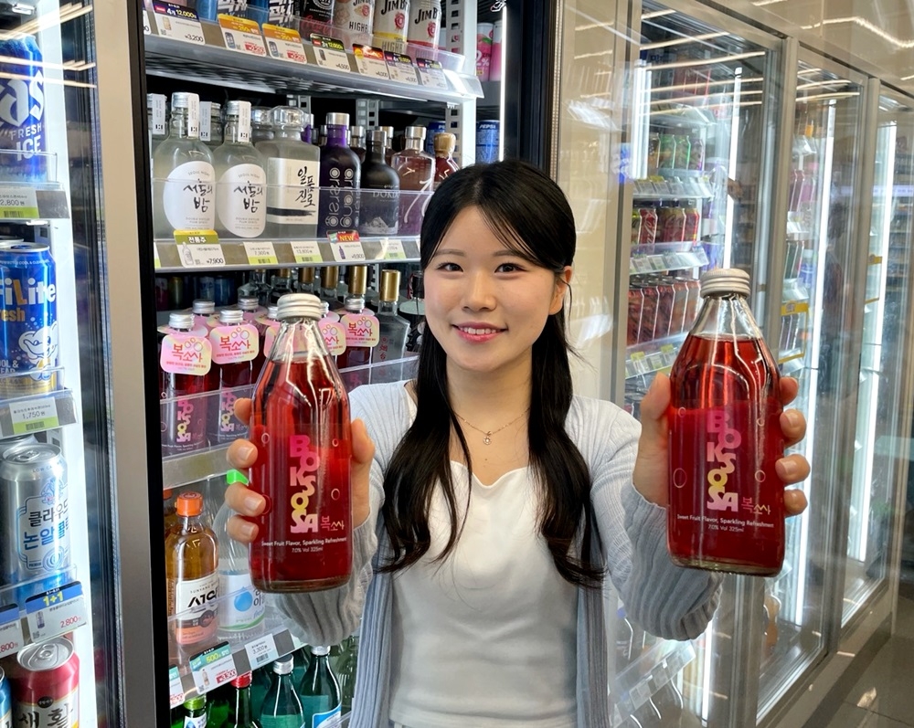 CU가 복분자주와 소주, 사이다를 섞어 마시는 복소사 트렌드에 복소사주를 출시했다. [CU 제공]
