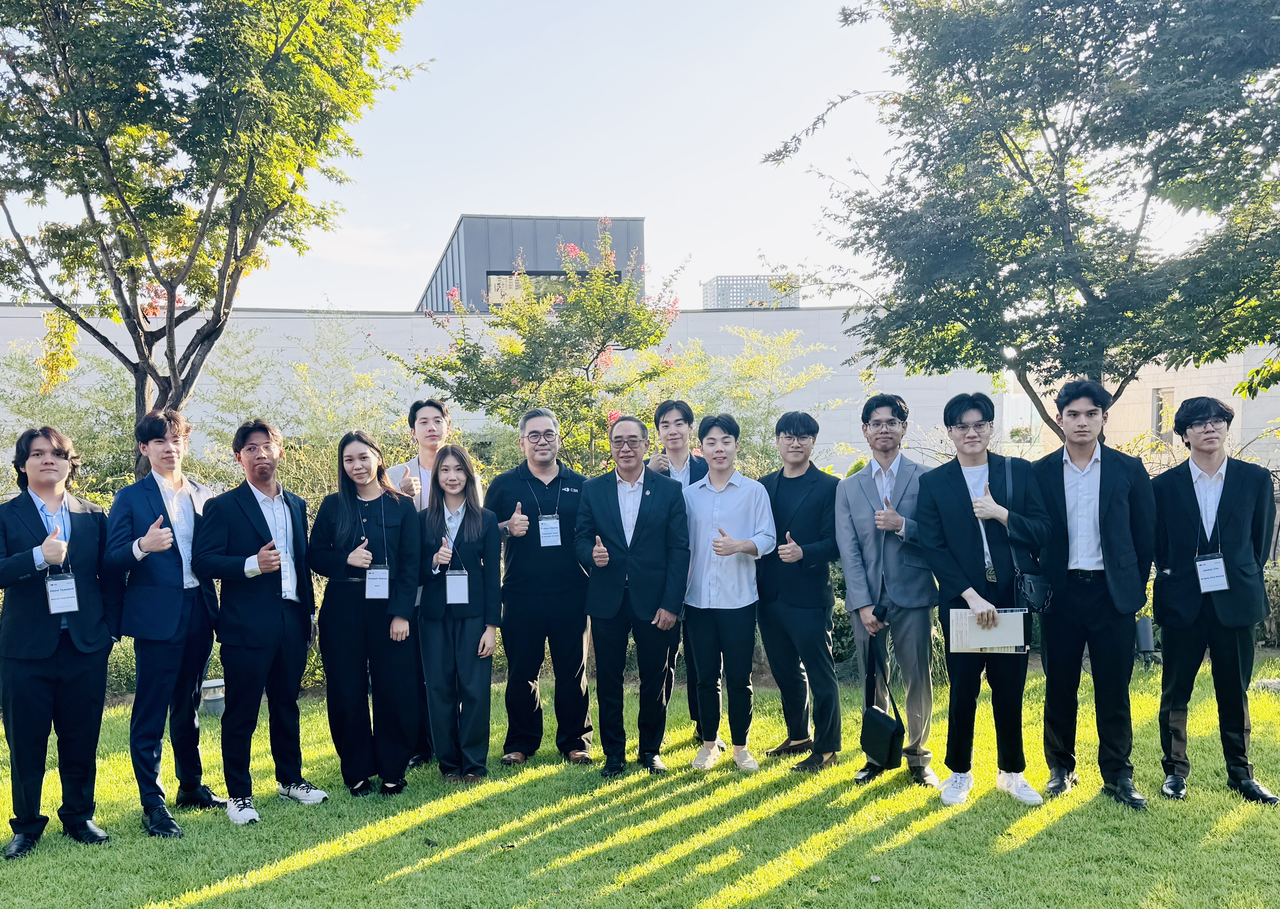 Thai Ambassador to South Korea Tanee Sangrat, sixth from right, front row, poses with Thai startup representatives and participants at the Seoul-Thailand Startup and Innovation Space event at the Thai ambassador’s residence in Itaewon, Seoul, Monday. The event focused on opportunities for Thailand-South Korea cooperation in startups and innovation. (Sanjay Kumar/The Korea Herald)
