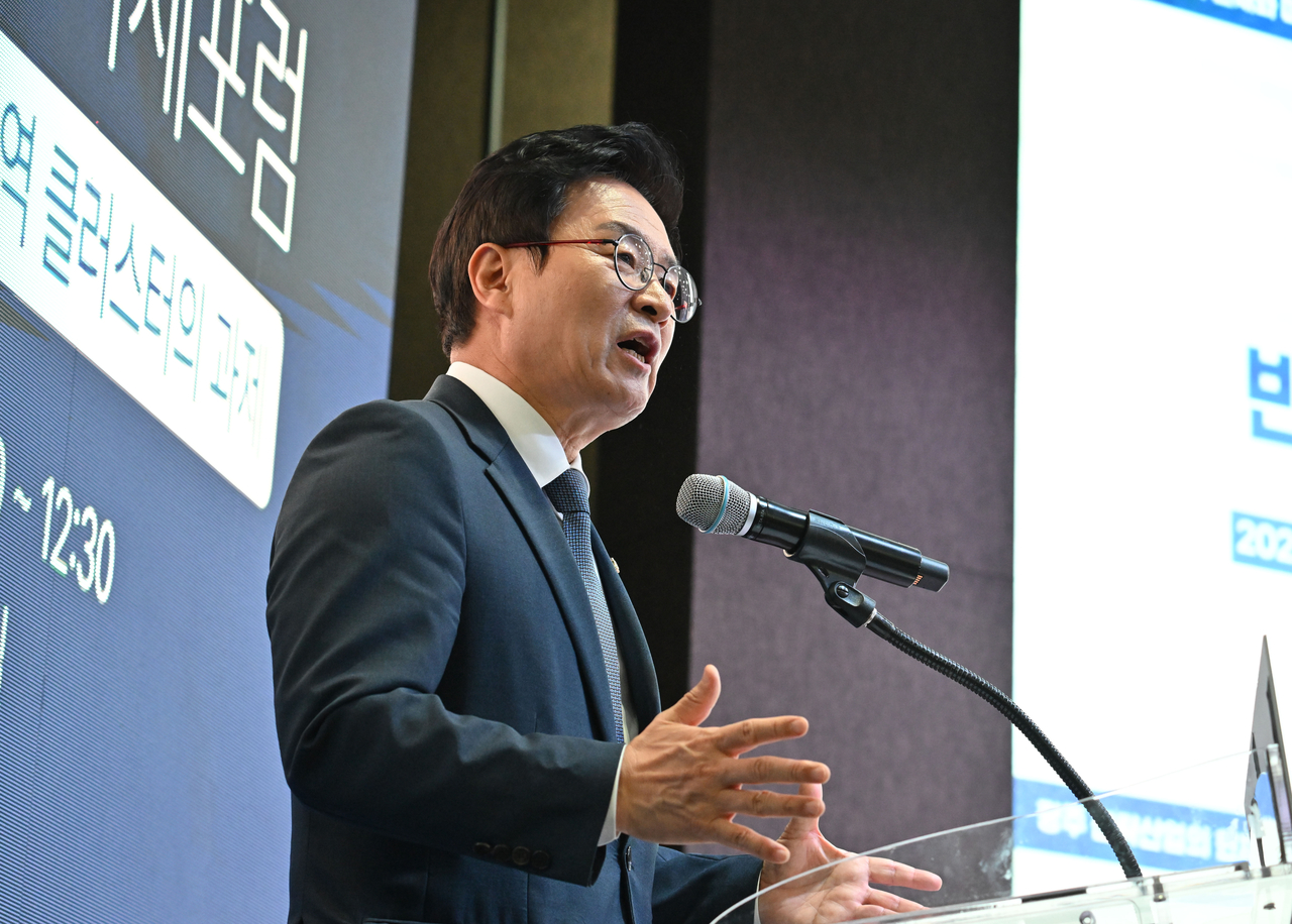 정진욱 더불어민주당 의원이 10일 오전 전남광주 서구 광주상공회의소에서 헤럴드경제·코리아헤럴드·남도일보 공동주최로 열린 전남광주통합특별시 반도체·AI 대전환 국제포럼에서 ‘반도체 클러스터 성공과 광주·전남 상생 방안’을 주제로 발표를 하고 있다. 전남광주=임세준 기자