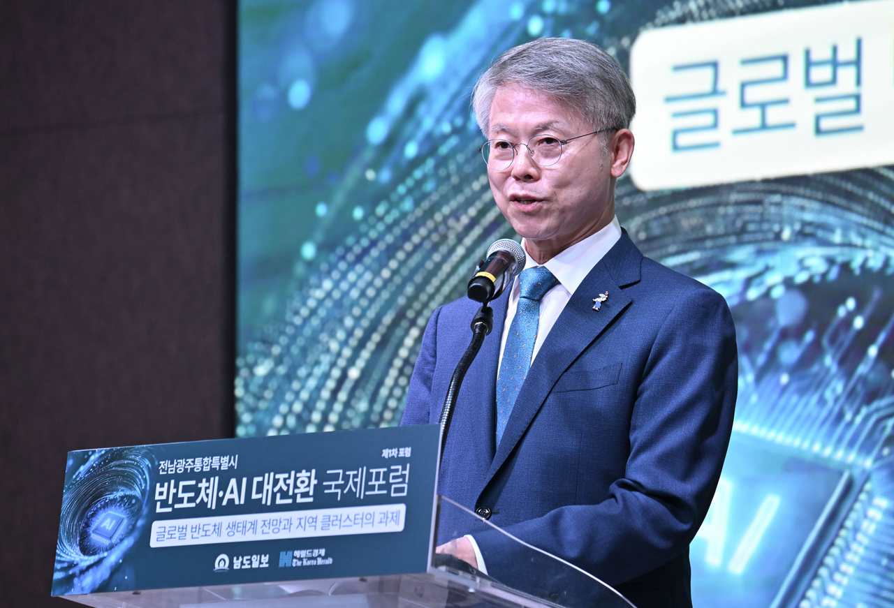 민형배 전남광주통합특별시장이 10일 오전 전남광주 서구 광주상공회의소에서 헤럴드경제·코리아헤럴드·남도일보 공동주최로 열린 전남광주통합특별시 반도체·AI 대전환 국제포럼에서 축사를 하고 있다. 전남광주=임세준 기자