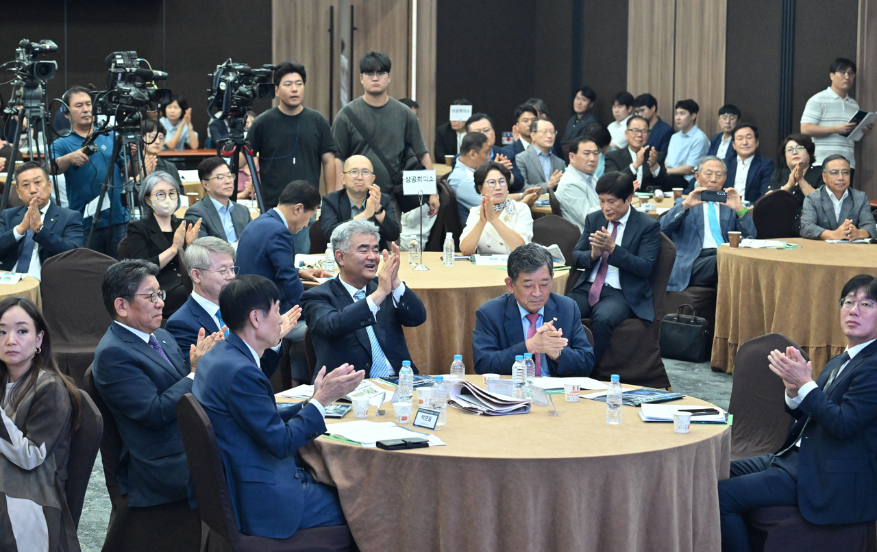 10일 오전 전남광주 서구 광주상공회의소에서 헤럴드경제·코리아헤럴드·남도일보 공동주최로 열린 전남광주통합특별시 반도체·AI 대전환 국제포럼에서 참석자들이 박수를 치고 있다. 전남광주=임세준 기자