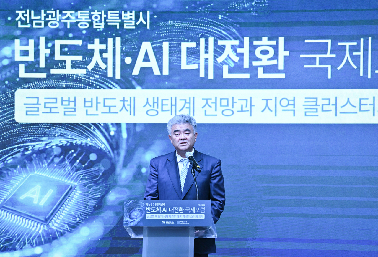 정원주 헤럴드·중흥그룹·대우건설 회장이 10일 오전 전남광주 서구 광주상공회의소에서 헤럴드경제·코리아헤럴드·남도일보 공동주최로 열린 전남광주통합특별시 반도체·AI 대전환 국제포럼에서 개회사를 하고 있다. 전남광주=임세준 기자