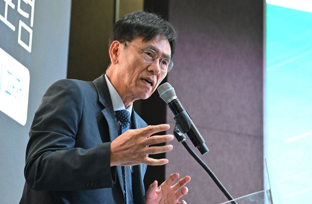 장준영 헤럴드경제 고문이 10일 오전 전남광주 서구 광주상공회의소에서 헤럴드경제·코리아헤럴드·남도일보 공동주최로 열린 전남광주통합특별시 반도체·AI 대전환 국제포럼에서 ‘일본 구마모토현 반도체 클러스터 조성 27개월 사례’ 발표를 하고 있다. 전남광주=임세준 기자