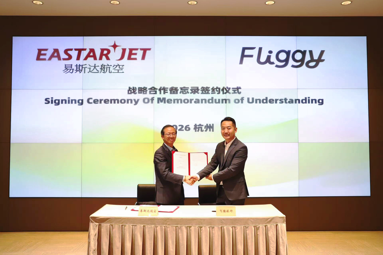 Eastar Jet CEO Cho Jung-suk (left) and Fliggy CEO Li Chen pose for a photo after signing a memorandum of understanding at Fliggy's headquarters in Hangzhou, China, Thursday afternoon. (Eastar Jet)