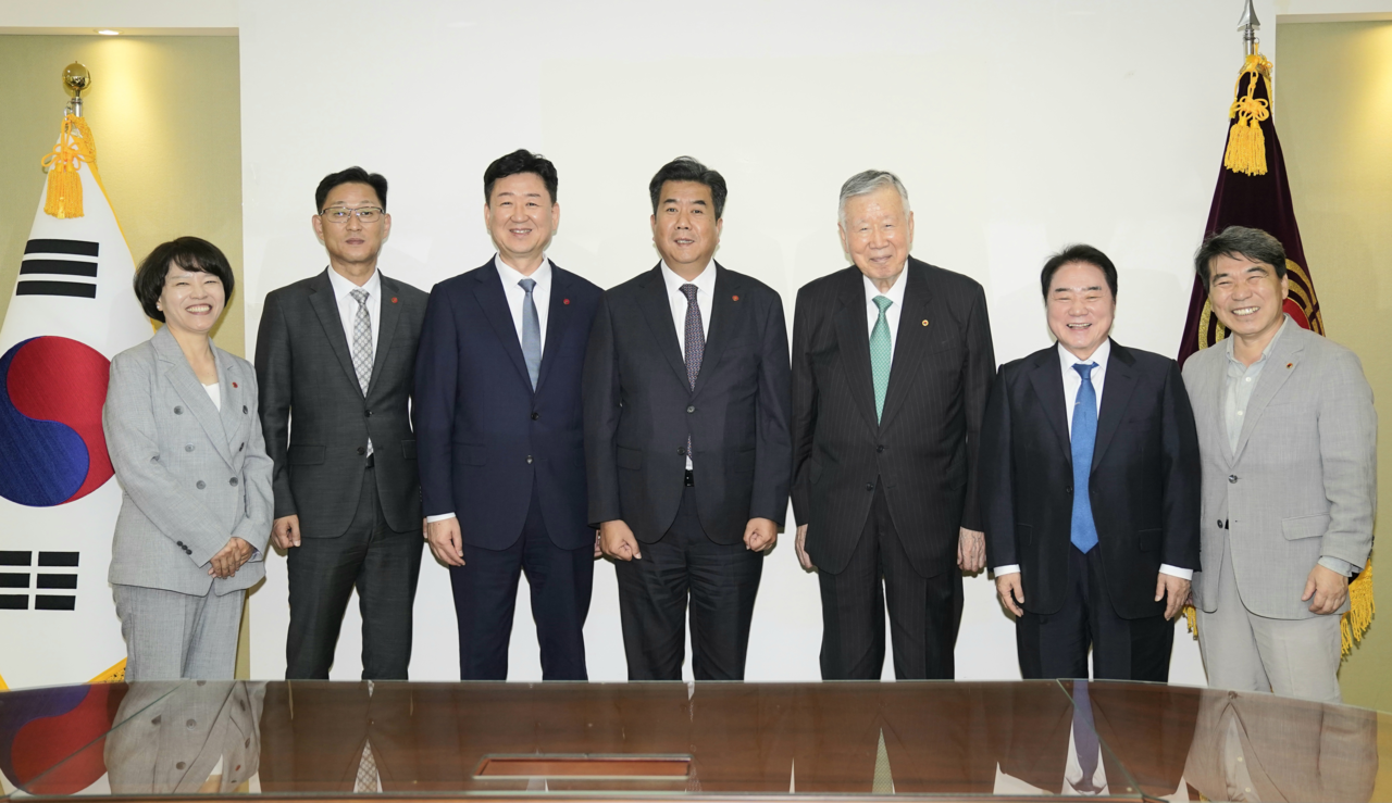 국민건강보험공단과 대한노인회는 11일 서울 중구 노인회에서 초고령사회에 대응한 노인복지 증진과 노후생활 지원을 위한 협력방안을 논의했다. 강청희(사진 왼쪽에서 네 번째부터) 국민건강보험공단 이사장과 이중근 대한노인회 회장을 비롯한 양 기관 관계자들이 기념 촬영을 하고 있다. [국민건강보험공단 제공]