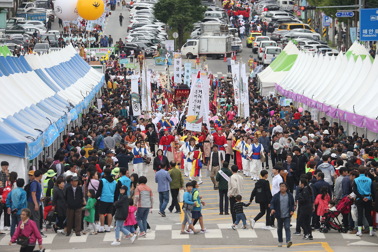 A street parade at the Mureungje festival