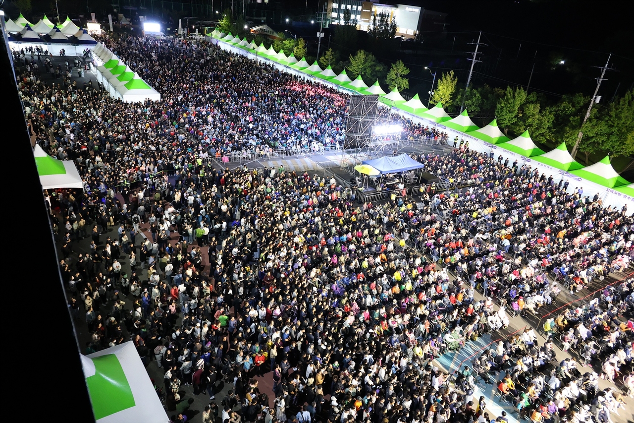 Crowds fill the stands at the Mureungje festival