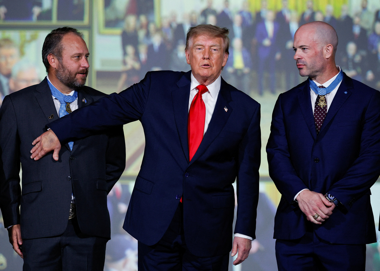 도널드 트럼프 미국 대통령이 10일(현지시간) 미국 텍사스주 알링턴에 있는 국립 명예훈장 박물관에서 공군 명예훈장 수상자들과 포즈를 취하고 있다. [로이터]