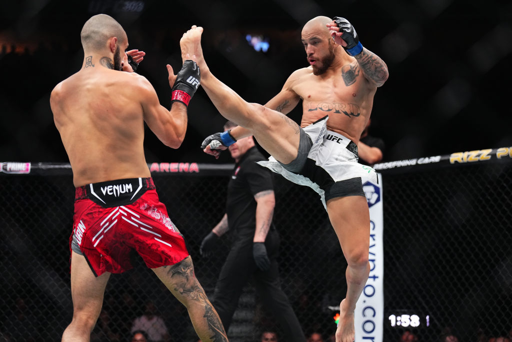 제앙 시우바가 지난 2024년 UFC 303에서 찰스 주르댕을 상대로 점핑 킥을 날리고 있는 모습. [UFC 제공]