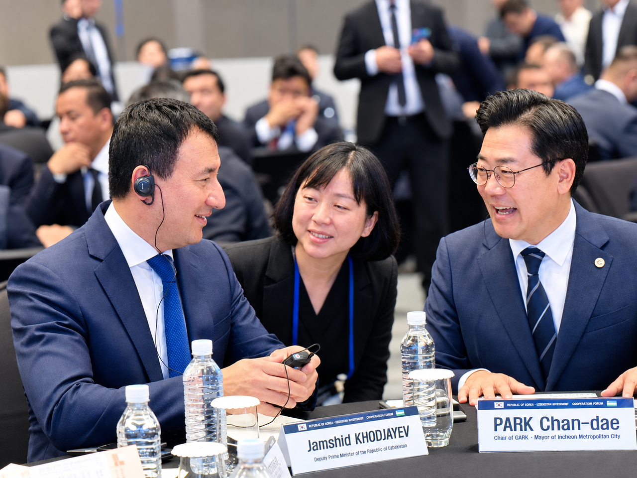 Uzbek Deputy Prime Minister Jamshid Khodjayev (left) and Park Chan-dae, president of the Governors Association of the Republic of Korea, exchange greetings ahead of the first Uzbekistan-Korea Interregional Cooperation Forum at JW Marriott Dongdaemun Square Seoul on Friday. (Sanjay Kumar/The Korea Herald)