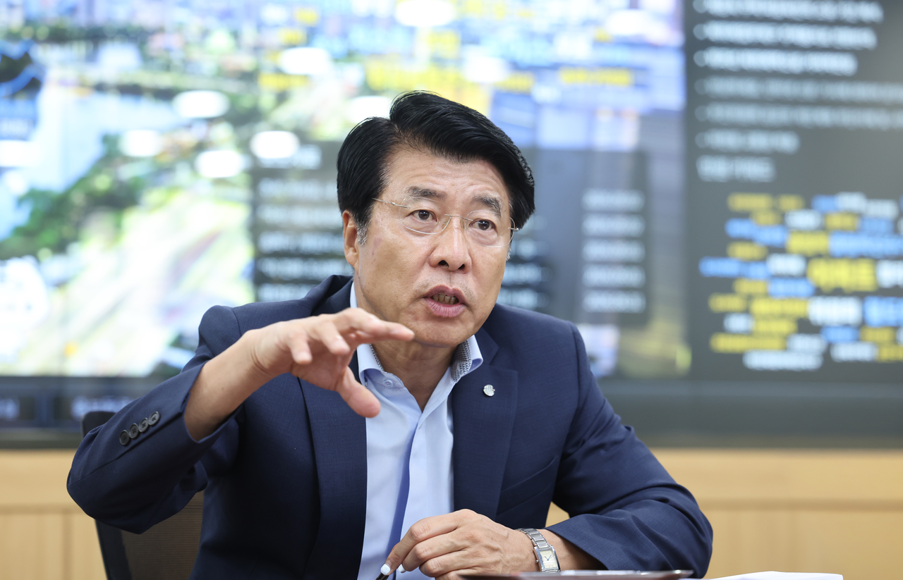 서강석 서울 송파구청장이 집무실에서 헤럴드경제와 인터뷰를 하고 있다.  [송파구 제공]