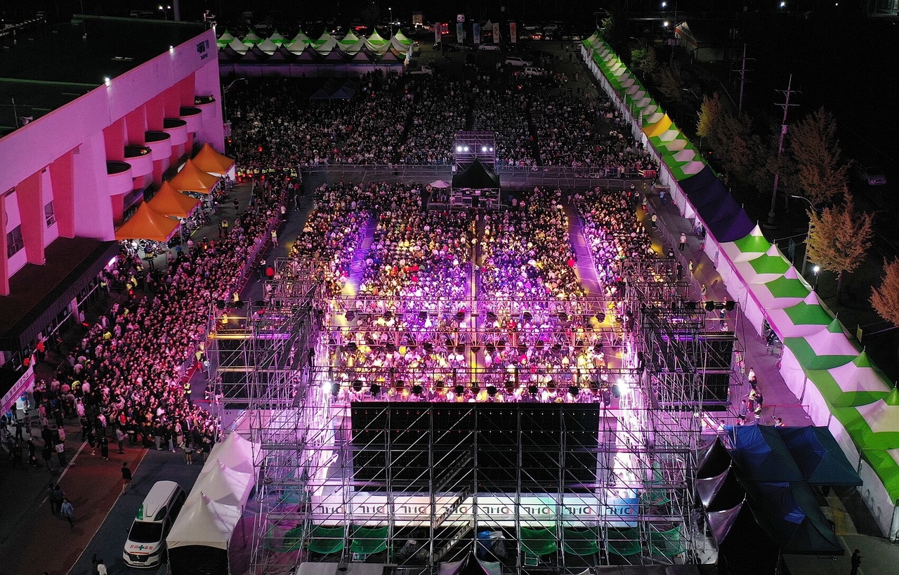 "Make some noise!" — the Mureungje night stage