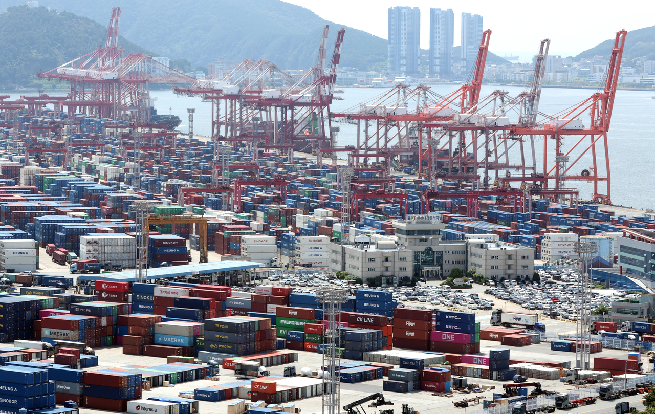 Containers are stacked at a port in the southeastern city of Busan on Sept. 1. (Yonhap)