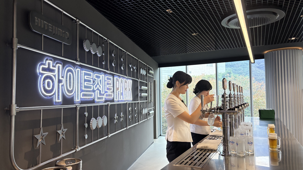 관계자들이 하이트진로 파크에서 맥주를 따르고 있다. 박연수 기자