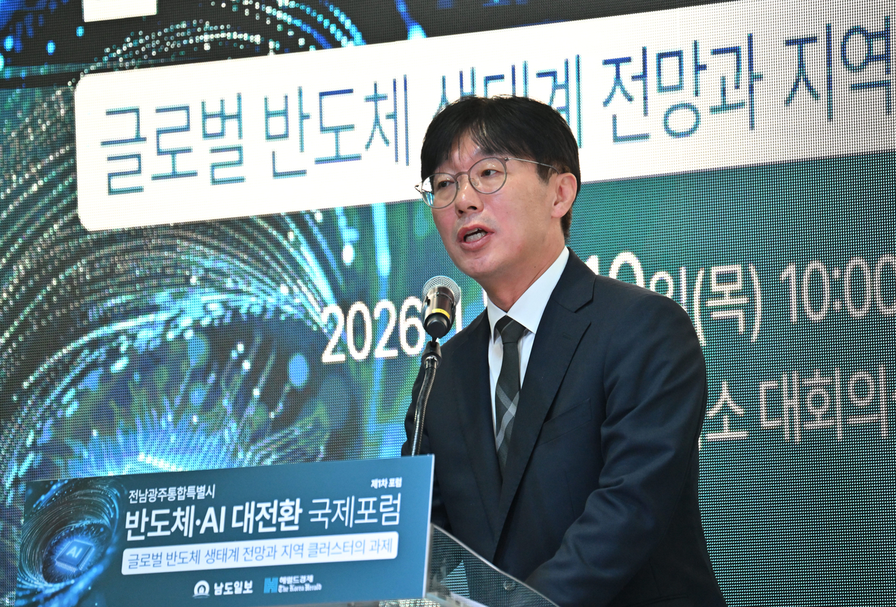 이민우 산업통상부 산업성장실장이 ‘AI 대전환의 시대, 메가프로젝트와 권역별 성장엔진’을 주제로 기조연설을 하고 있다. 전남광주=임세준 기자