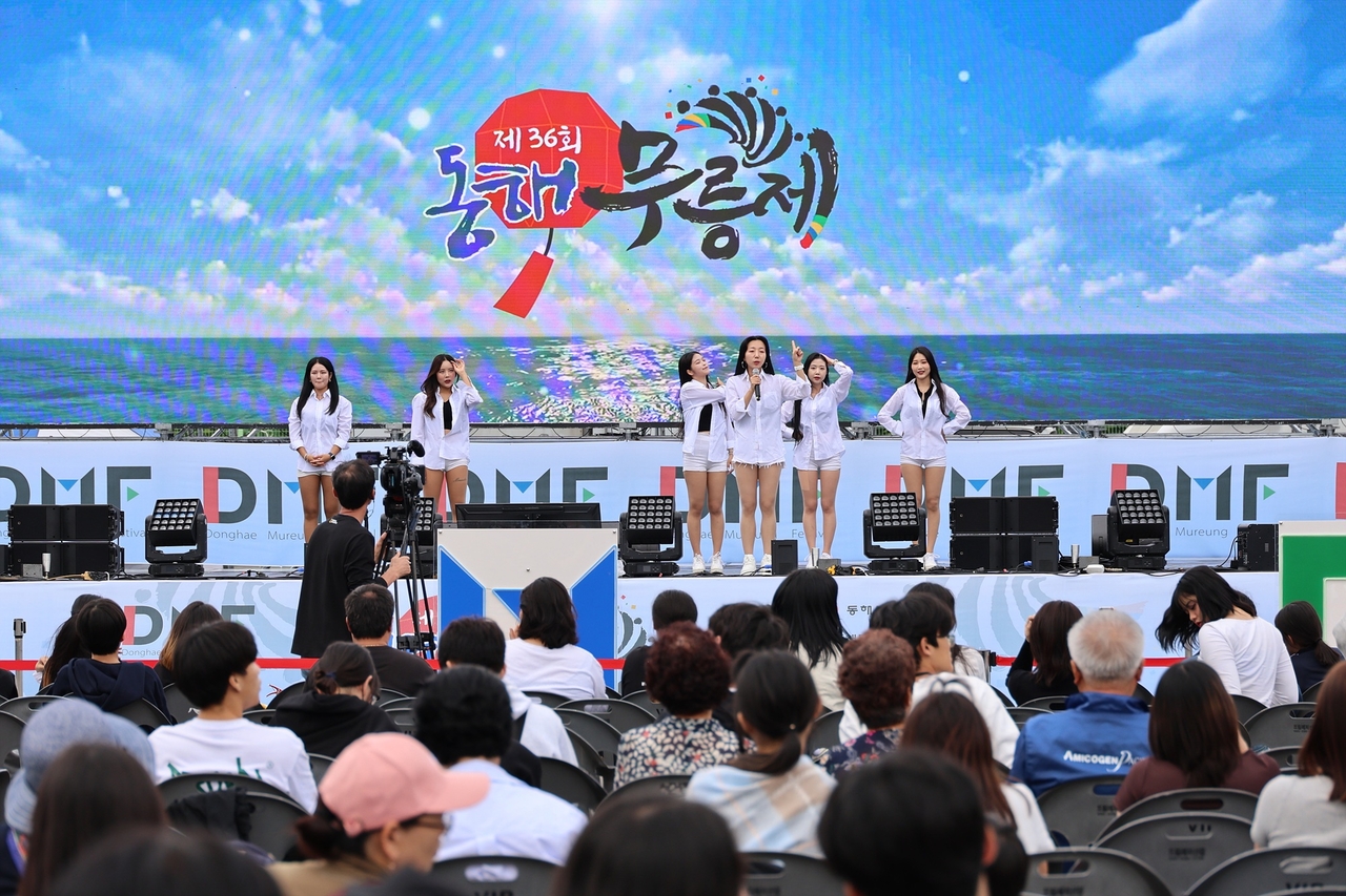 A youth performance group from Donghae takes the stage at a past festival