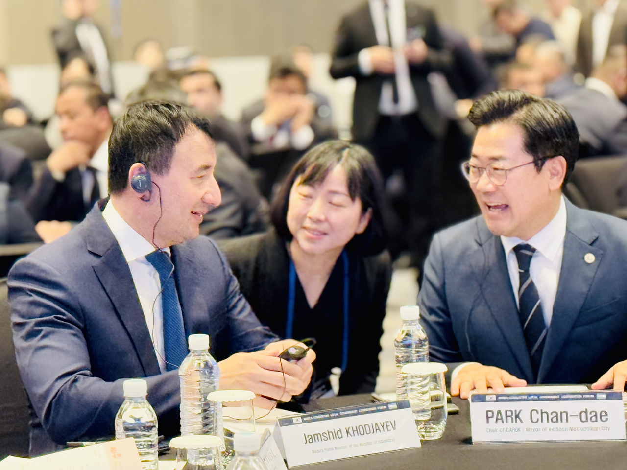 Uzbek Deputy Prime Minister Jamshid Khodjayev (left) and Park Chan-dae, president of the Governors Association of the Republic of Korea, exchange greetings ahead of the first Uzbekistan-Korea Interregional Cooperation Forum at JW Marriott Dongdaemun Square Seoul on Friday. (Sanjay Kumar/The Korea Herald)