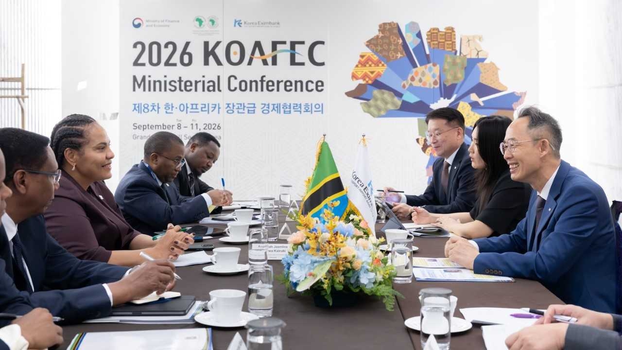 Korea Eximbank Chairman and President Hwang Ki-yeon (far right) and Angellah Kairuki, Tanzania's minister of Communication and Information Technology (second from left) hold a meeting at the 8th Korea-Africa Economic Cooperation Ministerial Conference held in Seoul, Thursday. (Export-Import Bank of Korea)