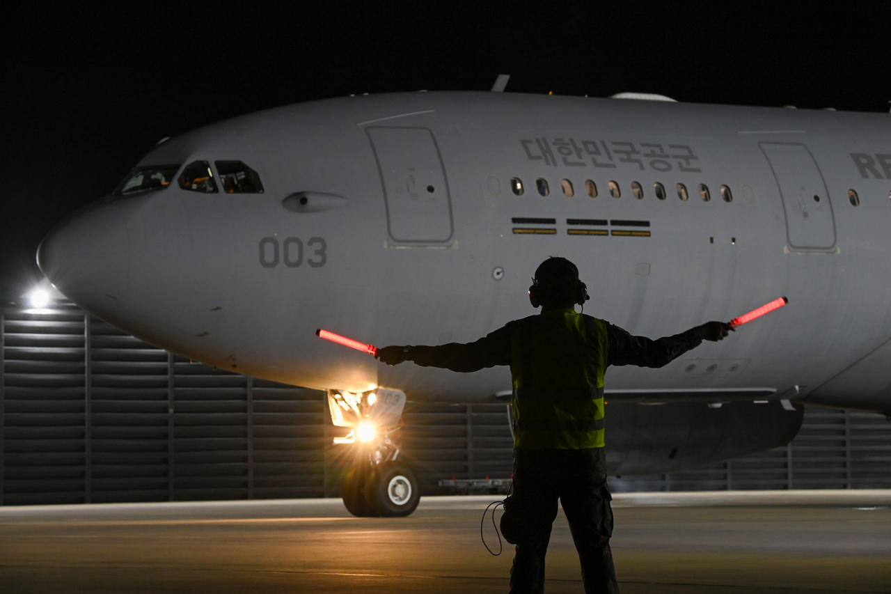 Members of South Korea's second overseas emergency relief team depart for Nepal aboard a KC-330 military transport aircraft carrying relief supplies on Friday. (Ministry of Foreign Affairs)