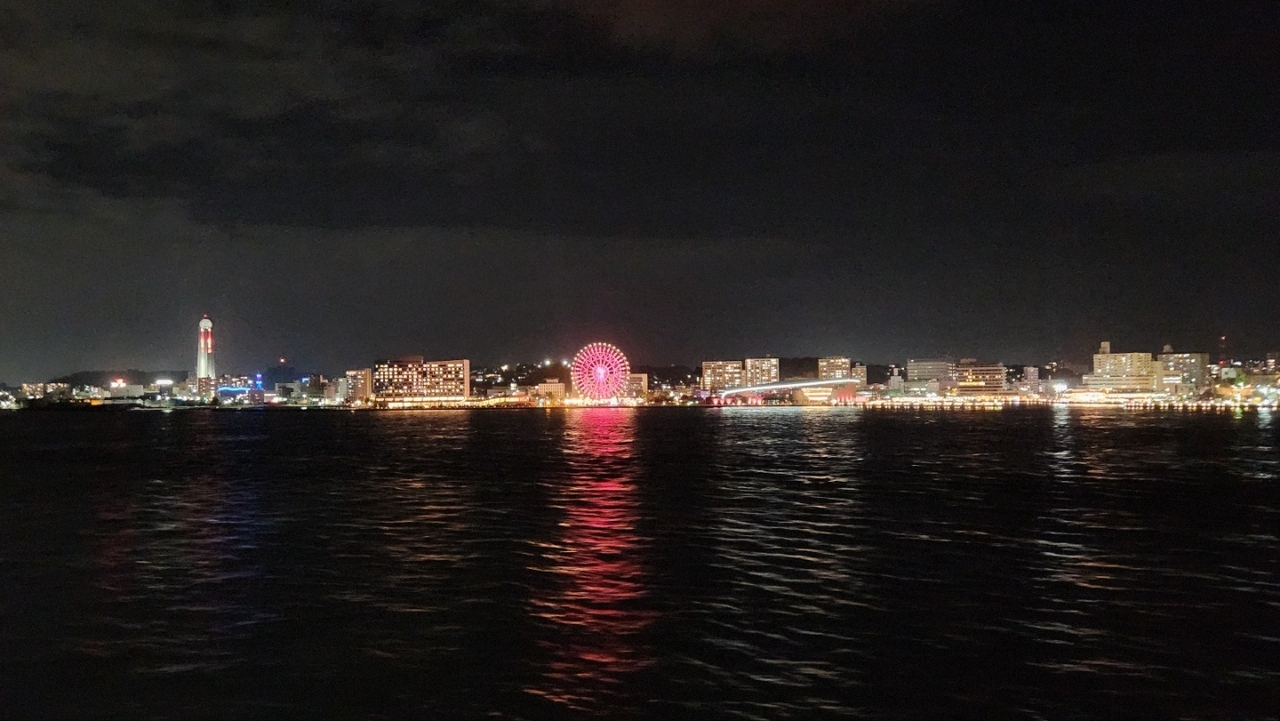 팬스타 미라클호에서 바라본 일본 요코하마 미나토미라이의 야경. 요코하마 코스모월드의 대관람차 ‘코스모 클락 21’이 불을 밝히고 있다. [김선국 기자]