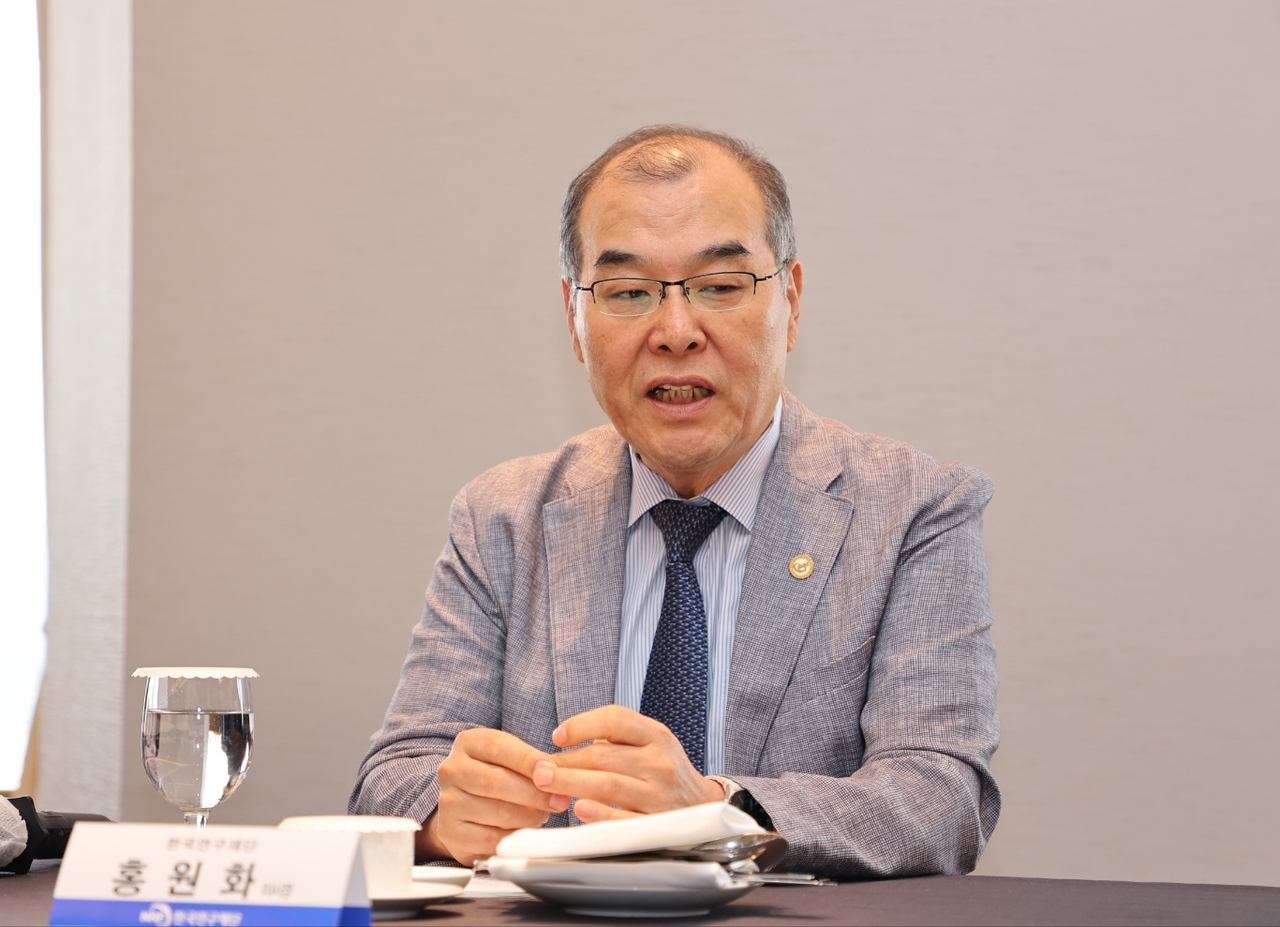 Hong Won-hwa, president of the National Research Foundation of Korea, speaks at a meeting with heads of university industry-academic cooperation councils and research offices nationwide. [National Research Foundation of Korea]