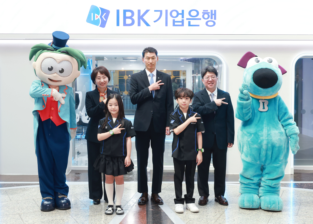 11일 서울시 키자니아 서울에서 열린 ‘IBK디지털 금융 센터 개점식’에서 장민영(가운데) IBK기업은행장과 안준식(오른쪽) 키자니아 대표, 오정순(왼쪽) IBK기업은행 개인고객그룹장 및 참석 어린이들이 행사를 마치고 기념촬영을 하고 있는 모습. [IBK기업은행 제공]