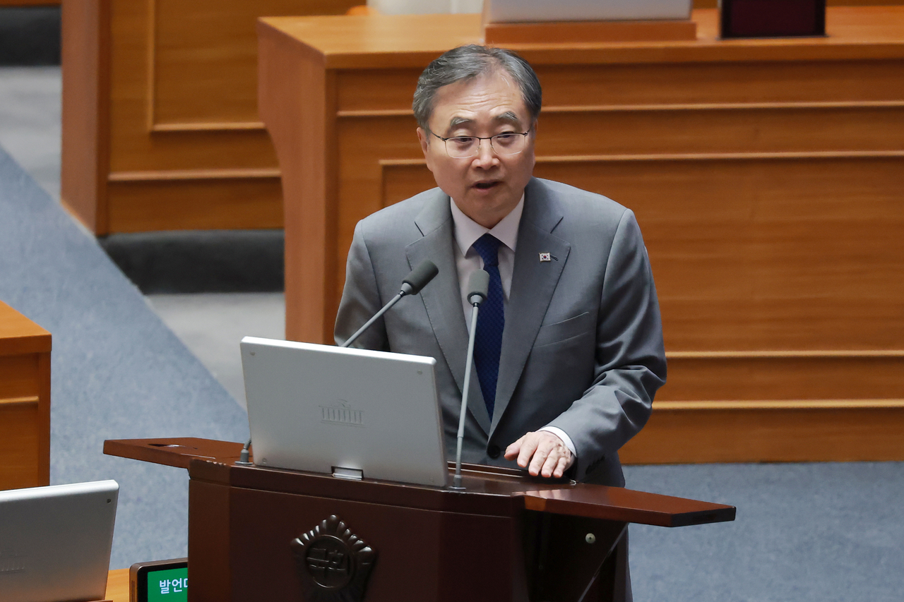 Minister of Foreign Affairs Cho Hyun speaks during the interpellation session at the National Assembly on Thursday. (Yonhap)
