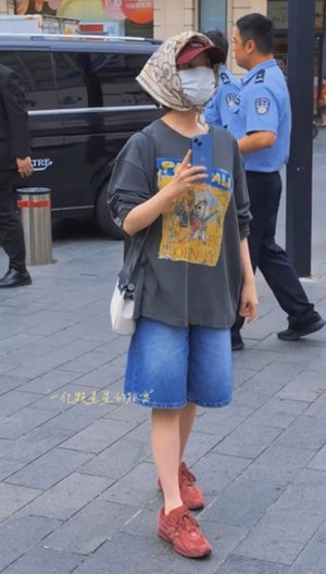 모자에 마스크, 스카프까지 둘렀는데…상하이 번화가에서 포착된 아이유