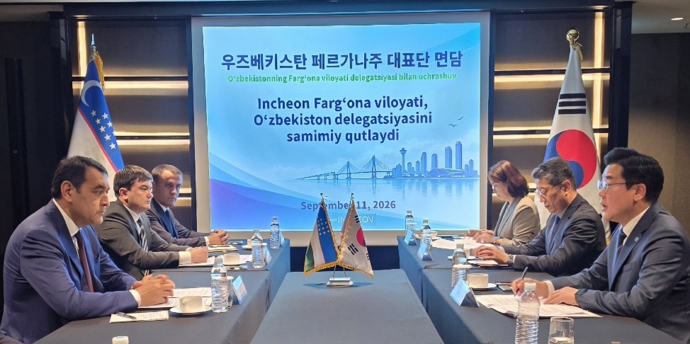 박찬대 시장이 11일 하이룰로 보자로프 우즈베키스탄 페르가나주지사를 만나 양 지역 간 협력 방안을 논의하고 있다. [인천시 제공]