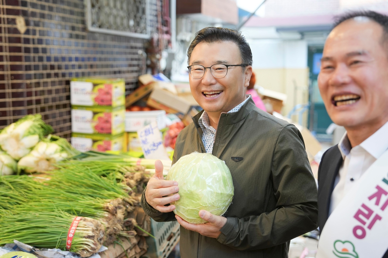 류경기 중랑구청장(왼쪽) 장 보기