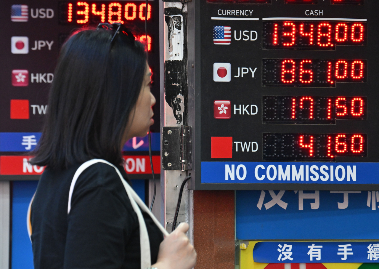 An electronic board at a currency exchange shop in Myeong-dong, central Seoul, shows the Korean won quoted at 1,348 per dollar, Monday. (Im Se-jun/The Korea Herald)