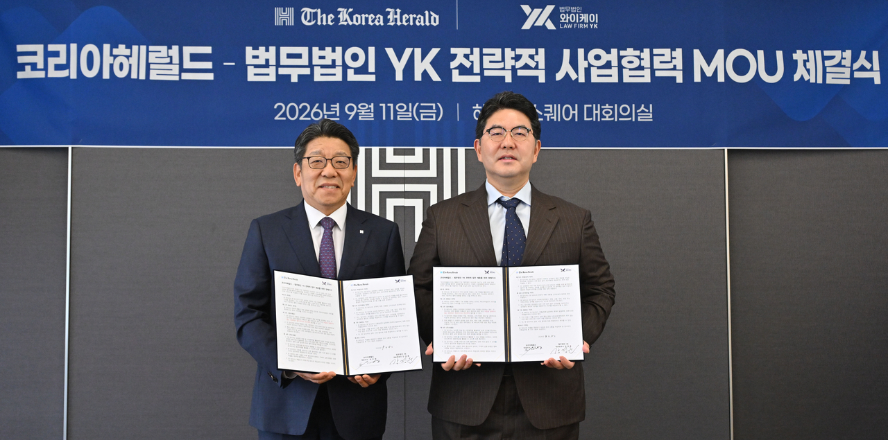 최진영(왼쪽) 헤럴드미디어그룹 대표이사와 강경훈 법무법인 YK 대표변호사가 11일 오전 서울 용산구 헤럴드스퀘어에서 열린 코리아헤럴드-법무법인 YK 전략적 사업협력 MOU 체결식에서 기념촬영을 하고 있다. 임세준 기자