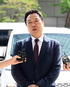 [헤럴드pic] 질문에 답변하는 이종배 전 국민의힘 서울시의원