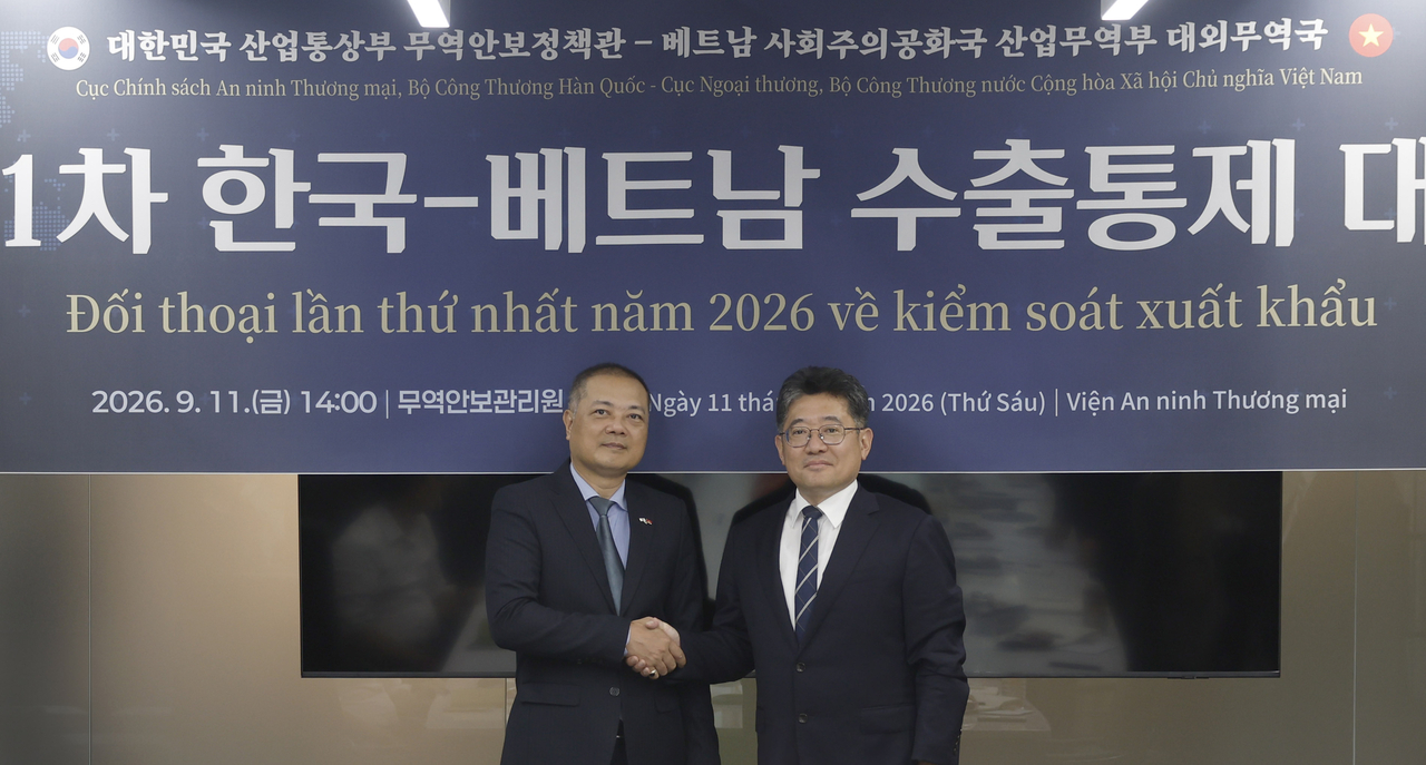 김태우(오른쪽) 산업통상부 무역안보정책관이 11일 오후 서울 강남구 무역안보관리원 회의실에서 베트남 산업무역부 응우옌 아잉 선 대외무역국장과제1차 한-베트남 수출통제 대화를 주재한 후 기념촬영을 하고 있다. [산업통상부 제공]