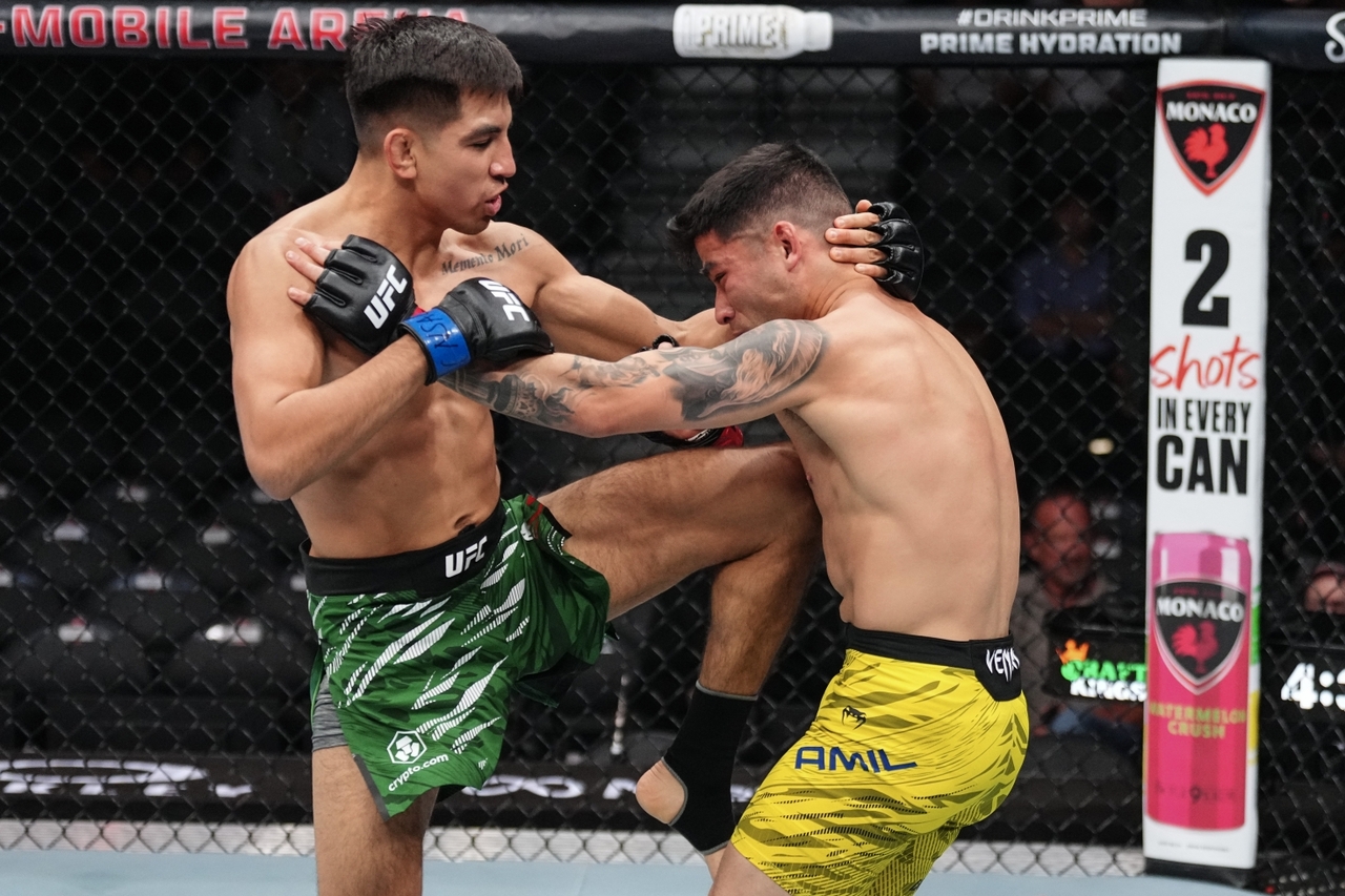 호세 미겔 델가도(왼쪽)가 중국 하이더밀을 붙들고 니킥을 가슴에 꽂고 있다. [UFC 제공]