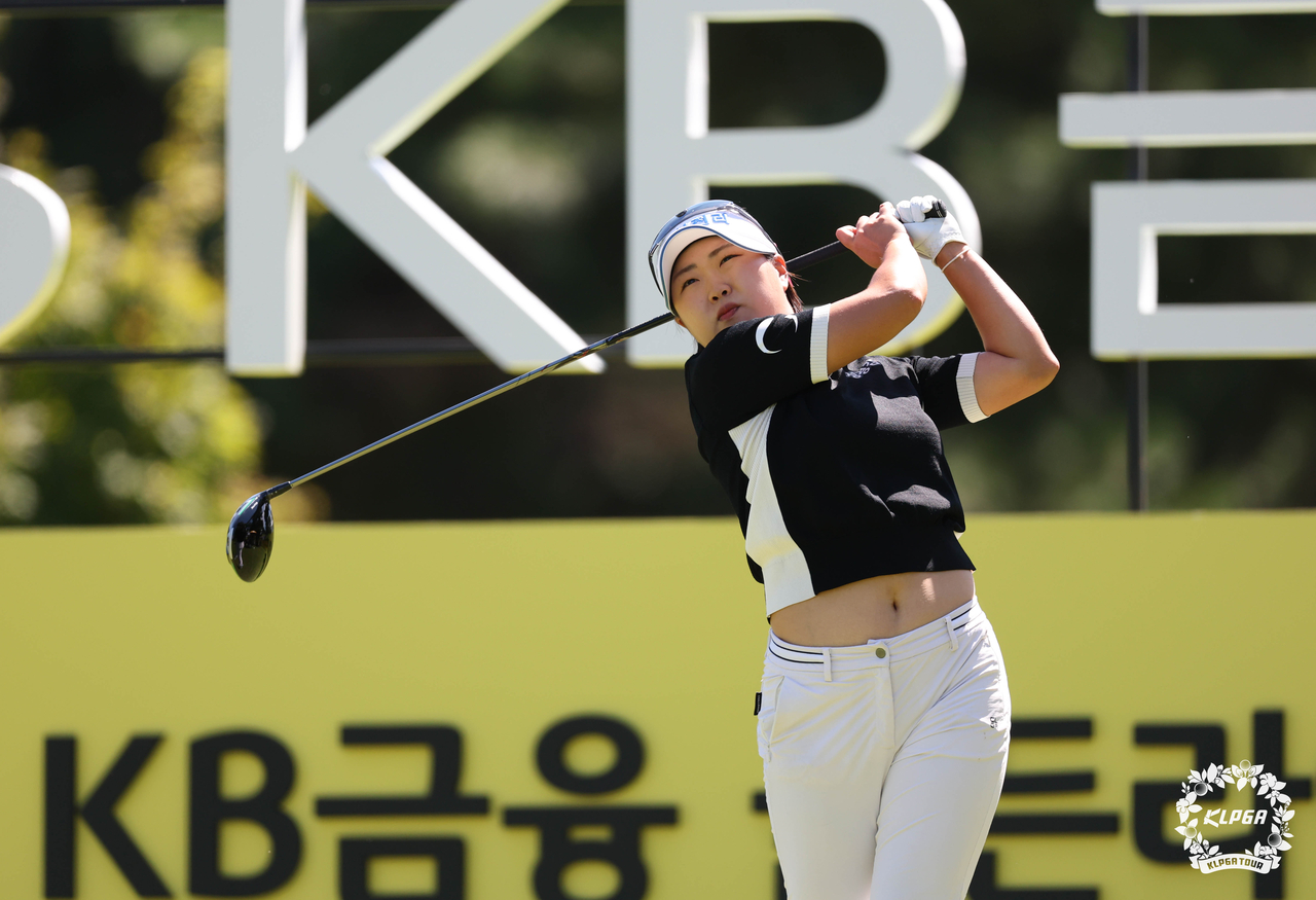 홍진영이 11일 경기도 이천의 블랙스톤 골프클럽 이천에서 열린 KLPGA투어 KB금융 골든라이프 챔피언십 2라운드에서 1번 홀 티샷을 하고 있다. [KLPGA 제공]