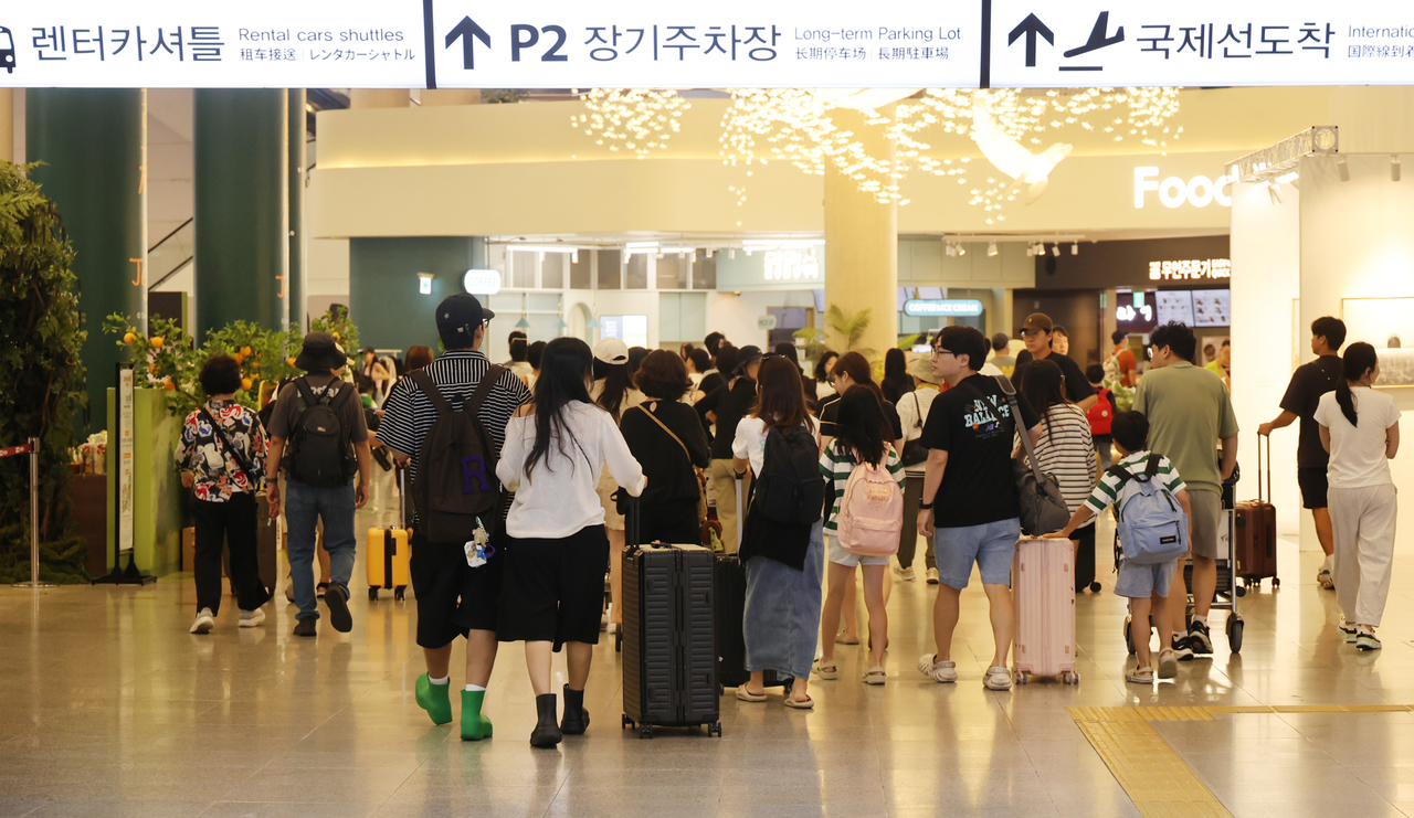 Passengers of domestic flights are seen arriving at the Jeju International Airport on Aug. 30. (Yonhap)