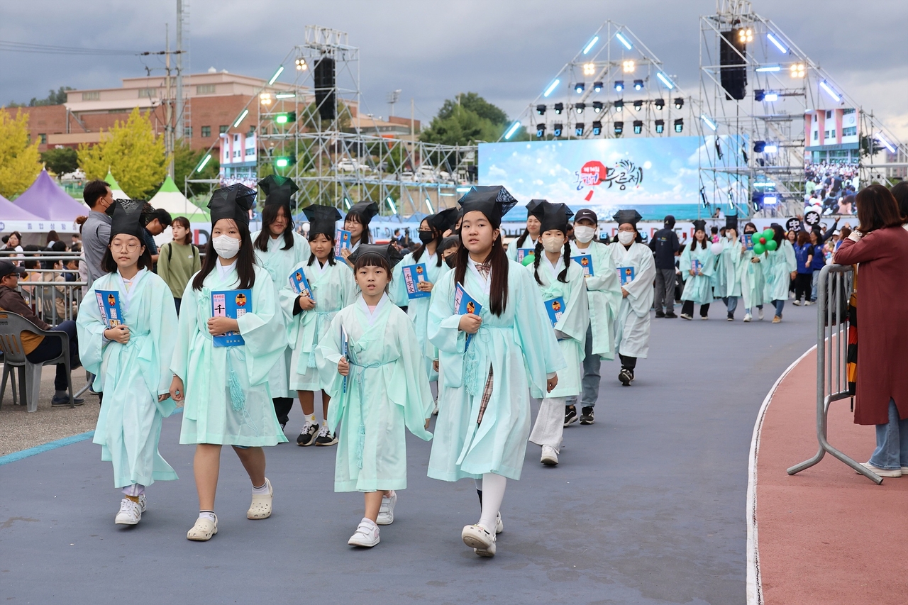 Young Confucian students from Yongsan Seowon — the next generation of the speech-free festival