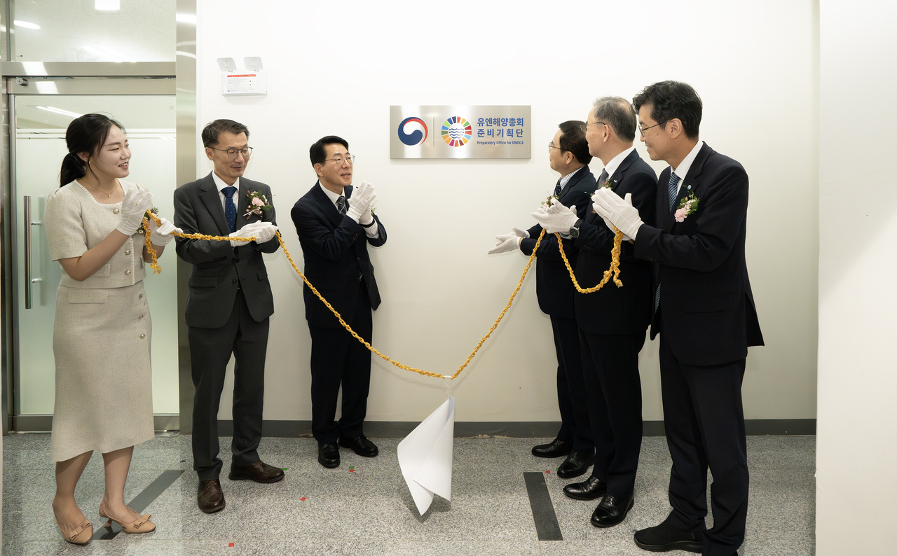 Minister of Oceans and Fisheries Hwang Jong-woo (third from left) and other attendees applaud following a ceremony marking the launch of the cross-ministry UN Ocean Conference Preparatory Planning Team on Aug. 3. (Ministry of Oceans and Fisheries)