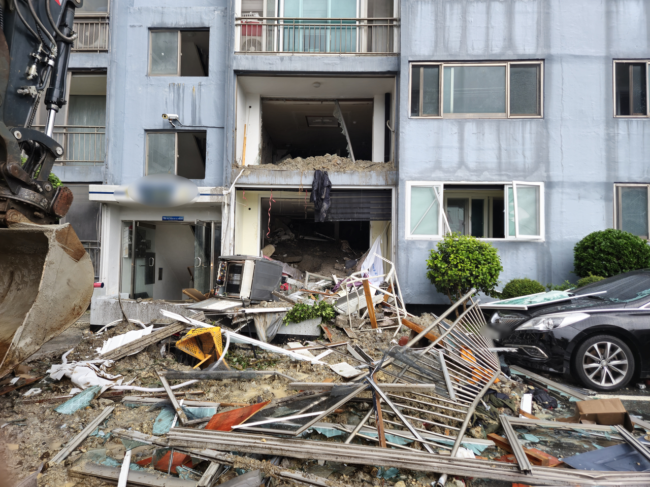 Homes are seen damaged on Aug. 17 after a landslide hit an apartment complex in Geoje, South Gyeongsang Province, killing one person. (Yonhap)