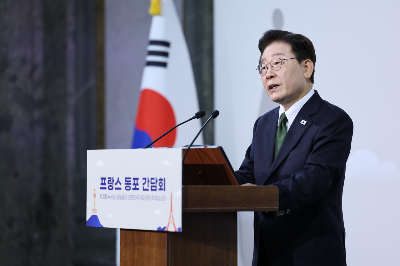 이재명 대통령이 9일(현지시간) 프랑스 파리 한 호텔에서 열린 동포 오찬간담회에서 격려사를 하고 있다. [연합]