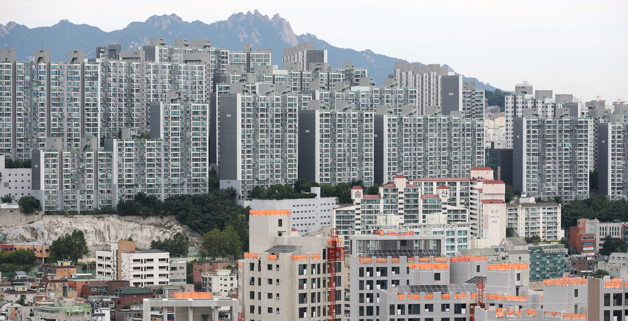 Apartment buildings in Seoul. [Yonhap]