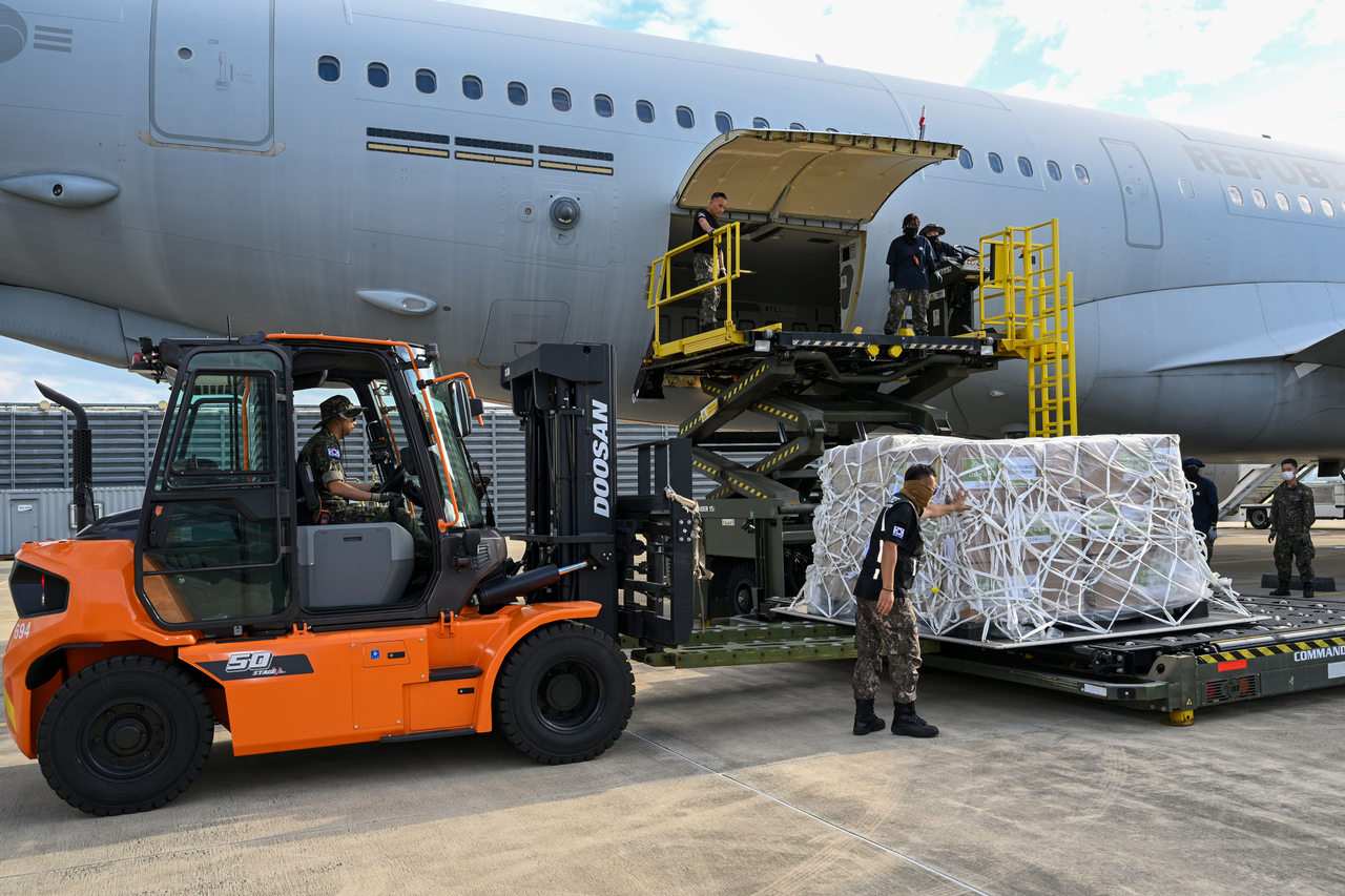 Members of South Korea's Korea Disaster Relief Team load relief supplies onto a KC-330 military transport aircraft at Gimhae Airport on Friday before departing for Nepal to support flood relief efforts. (Foreign Ministry)
